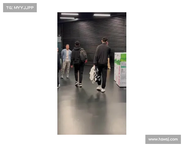 曾凡博赛后提前离场独自赴球员大巴 队友十分钟后才现身 曾凡博赛后提前离场独自赴球员大巴 队友十分钟后才现身